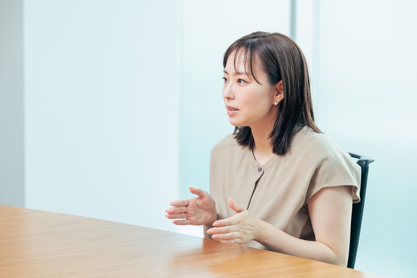 インタビューを受ける石川佳純さんの様子