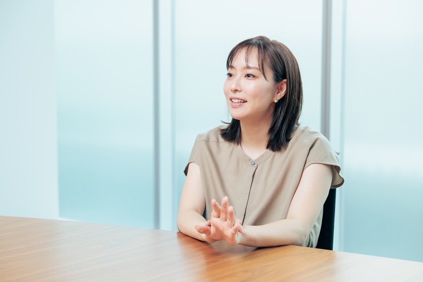 インタビューを受ける石川佳純さんの様子