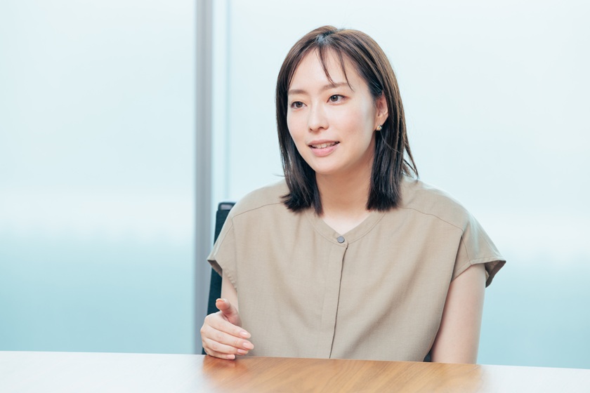 インタビューを受ける石川さんの様子
