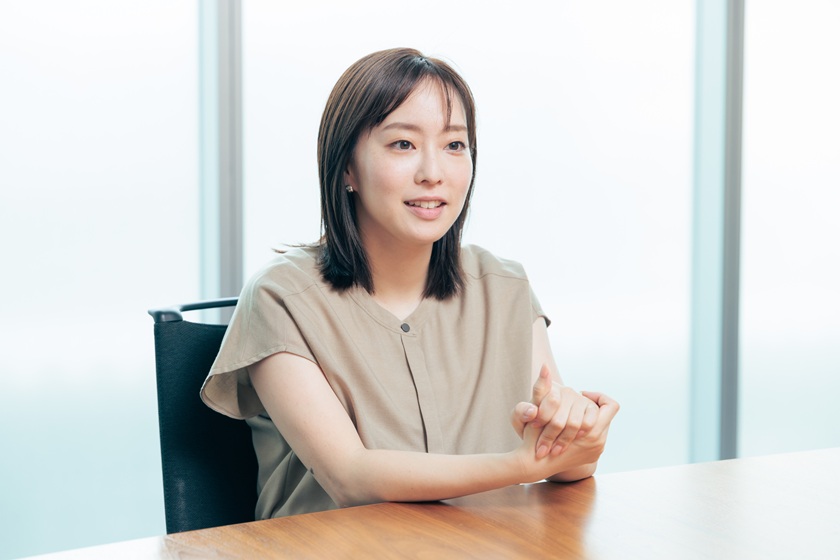 インタビューを受ける石川さんの様子