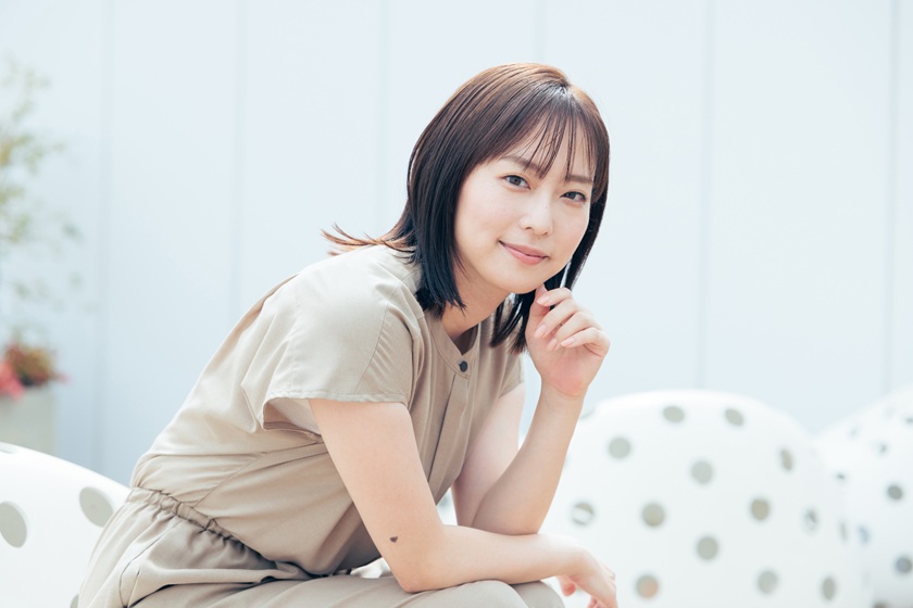 あごに手を当てて微笑む石川さん