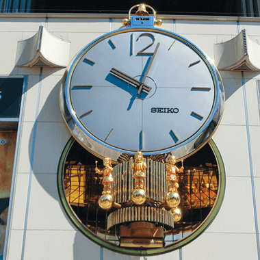 Installation of large-scale marionette clock, the Mullion Clock