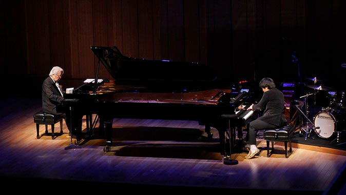 前田さんと松永さんのツインピアノによる演奏が披露されました。