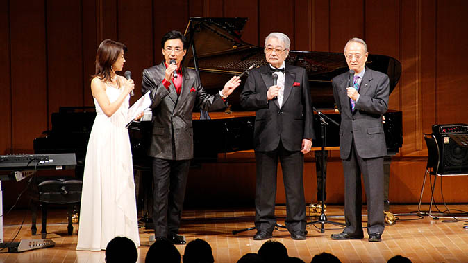 （左から）MCの佐々木 明子アナ、服部、前田憲男さん、服部克久さん