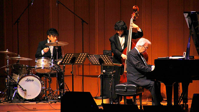 左から齋藤たかしさん（ドラム）、木村将之さん（ベース）、前田憲男さん（ピアノ）