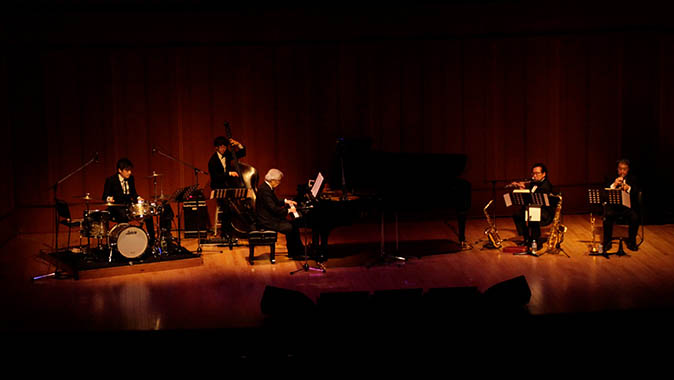 左から齋藤たかしさん（ドラム）、木村将之さん（ベース）、前田憲男さん（ピアノ）平原まことさん（サックス）、河東伸夫さん（トランペット）