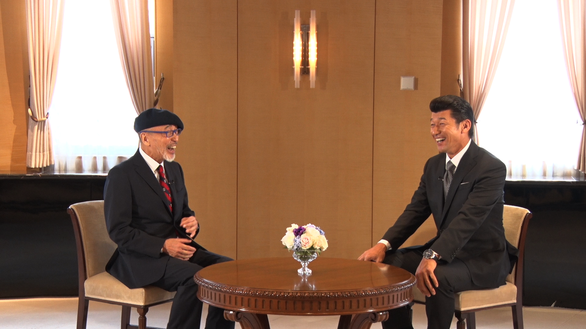 テリー伊藤さん(左)と三浦大輔さん(右)