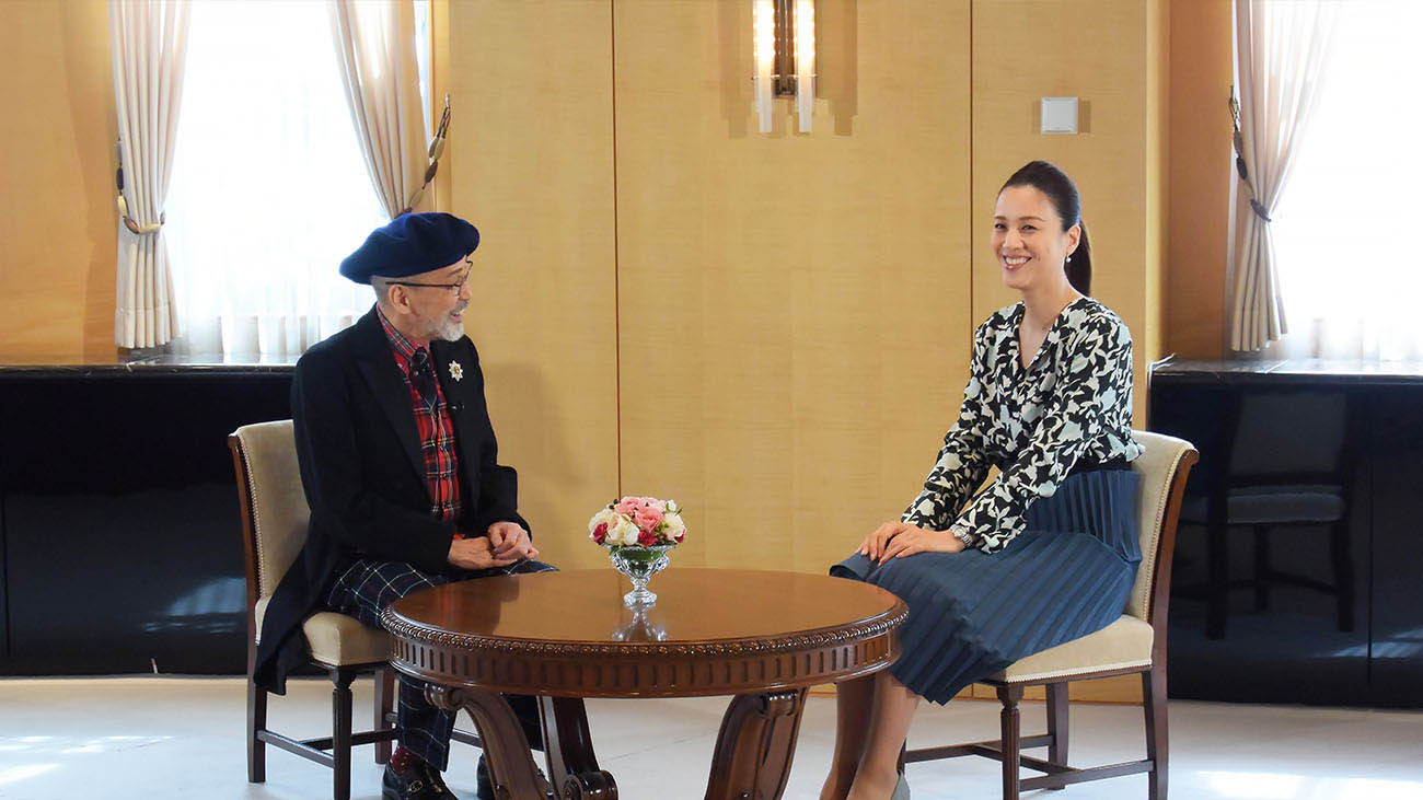 テリー伊藤さん(左)と遼河はるひさん(右)