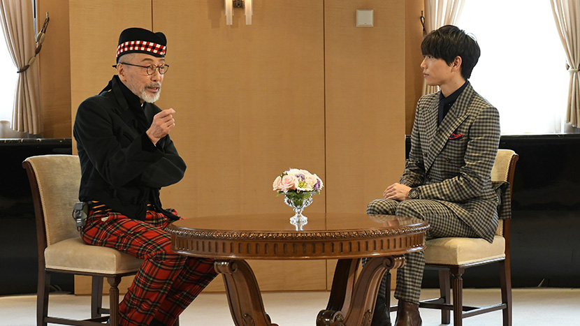 テリー伊藤さん(左)と山崎育三郎さん(右)