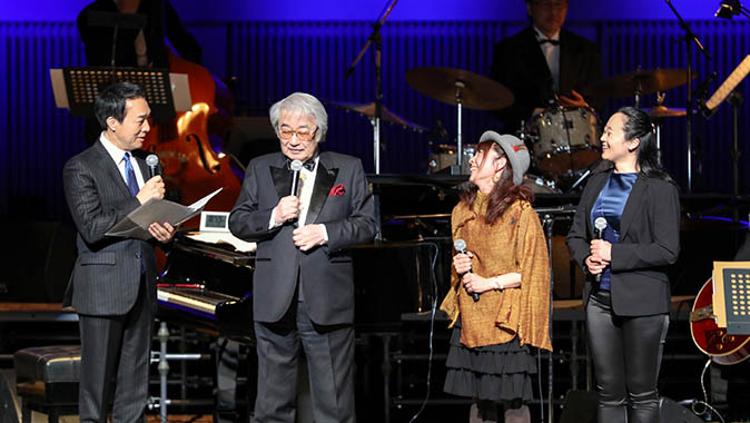 左から司会の宮本隆治さん、前田憲男さん