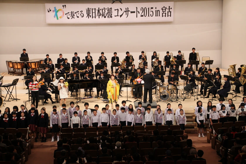 Singing “Kamome ga tonda hi” with the children