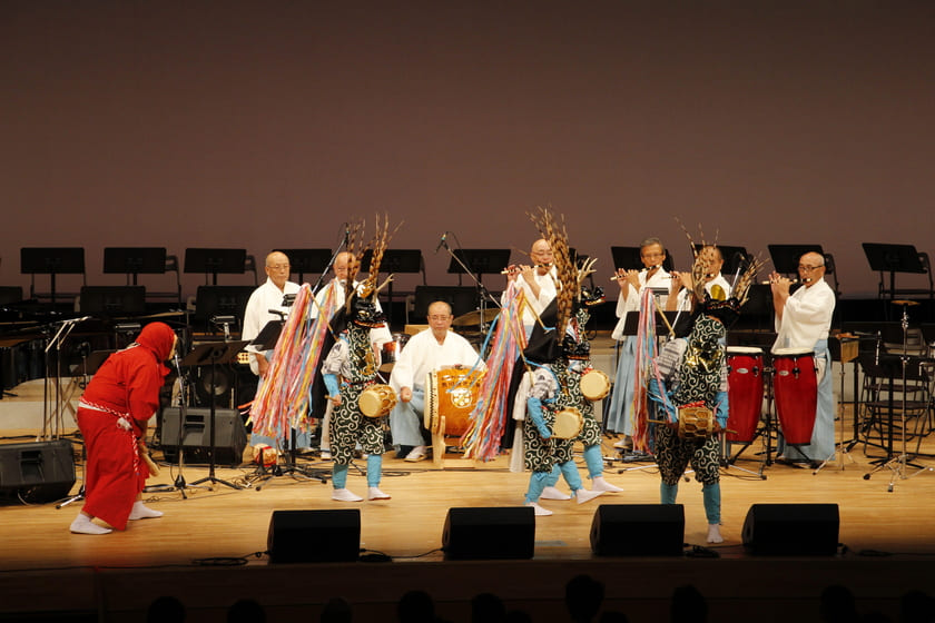 Children of the Kumagawa Chigo Shishimai Preservation Society performing a dance