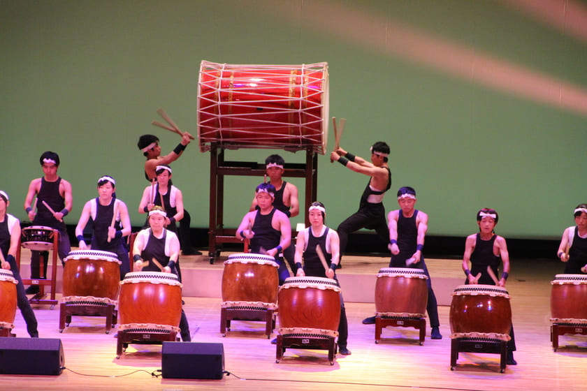 The “Taimatsu Taiko Kowaka-kumi Senior Team” showing off their skills on Taimatsu drums.