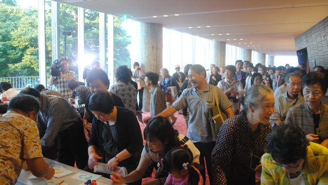 2015 September 22 Guest of the concert in Iwaki town writing their message in the card.