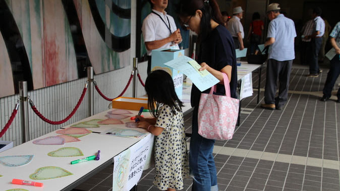 2016 August 21　Guest of the concert in Aizuwakamatsu town writing their message in the card.