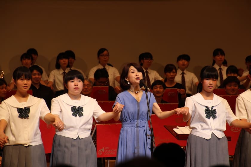 出演者、観客の皆さんが手を繋ぎ音楽で心を通わせた