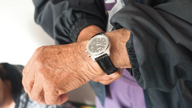 2011年5月　100個の腕時計を被災地に寄贈