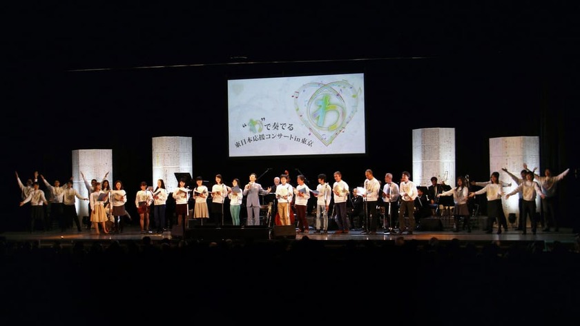 CEO Hattori (center) with the ALWAYS 4-chome Choir, and the ALWAYS 4-chome Dance Team