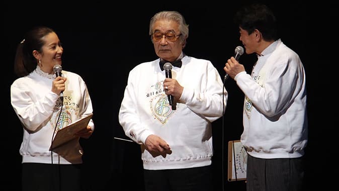 Norio Maeda talking with MCs Yoko Yanaginuma and Masahiro Sasaki