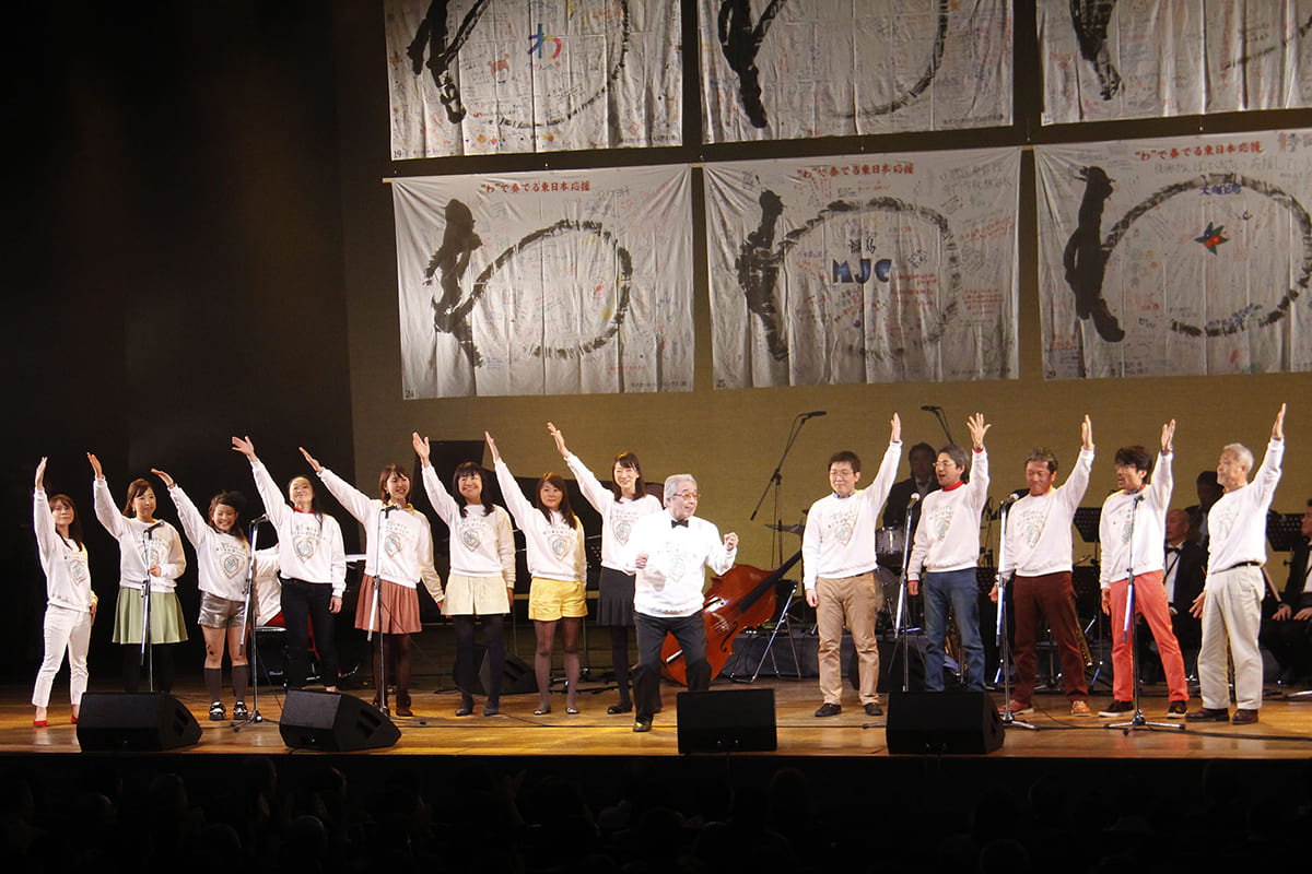 Members of the Always 4-chome Choir and conductor Maeda,