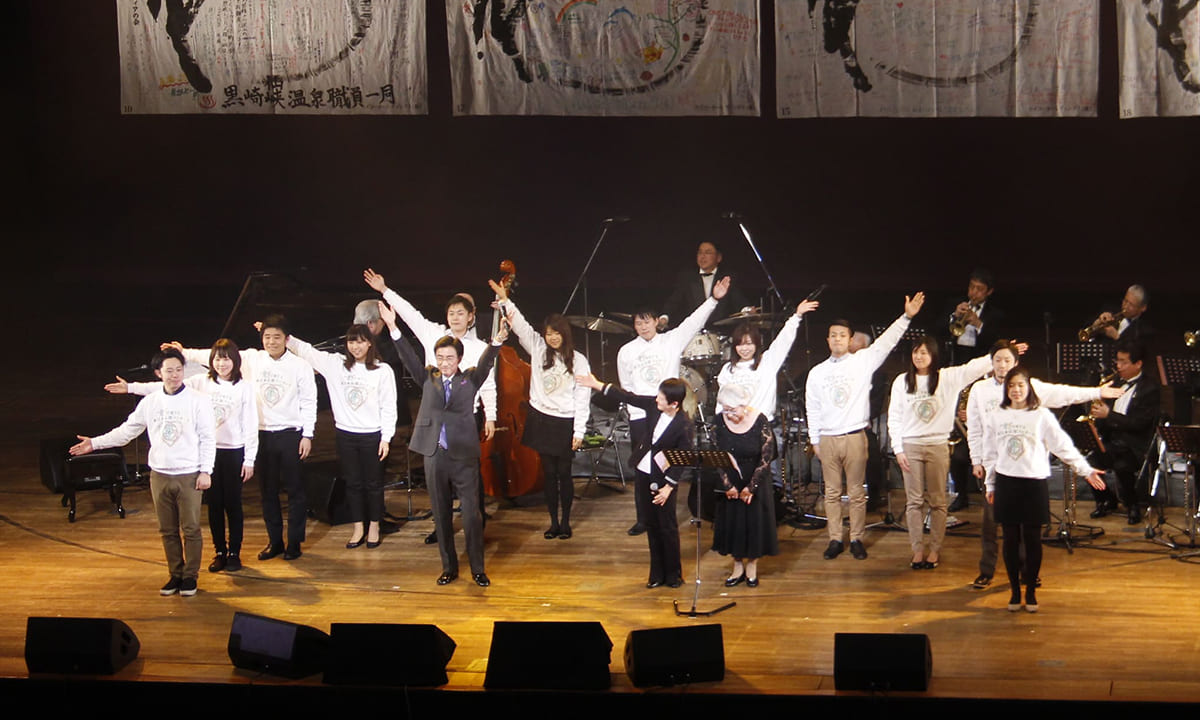 Executive Committee Chairman Hattori with members of Seiko Dancers and Michiru Maki and Kayo Ishu of Chorus