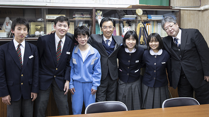 左から本郷海琉さん、木村智哉さん、相澤慶人さん、服部CEO、渡部愛海さん、鈴木奏夢さん、松尾校長　写真